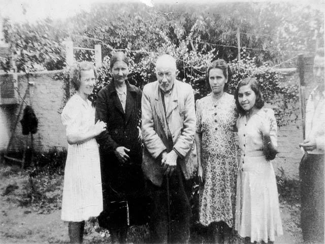 1942 - Amábile, Maria Fressatti, seu pai Angelo, Regina e a vizinha Joana